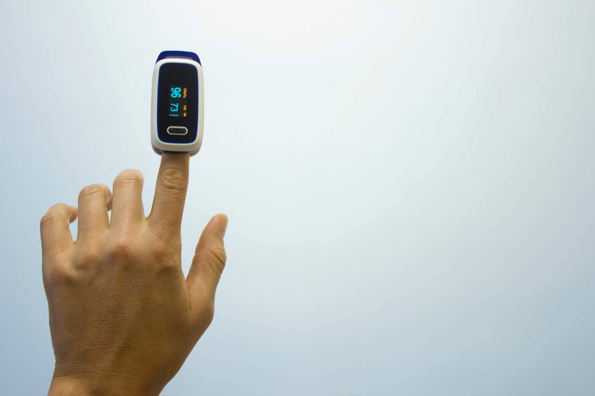 Conocer los niveles de oxígeno en sangre de forma inmediata es posible con el pulsioxímetro que ofrece Esforem