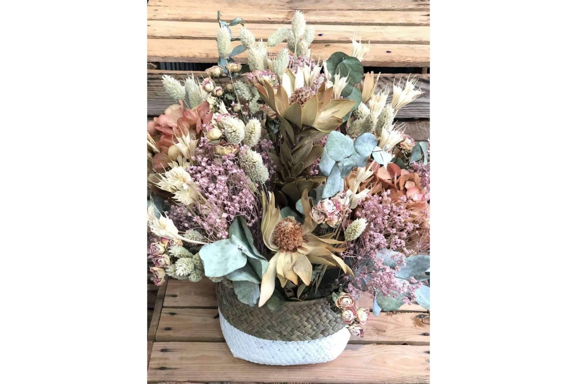 Una bonita forma de decorar un hogar es utilizando ramos de flores secas