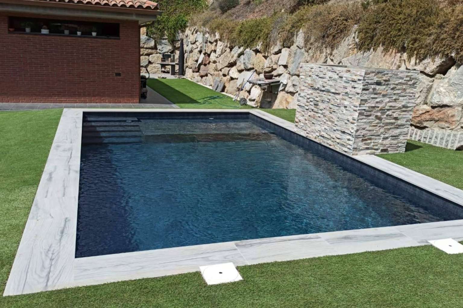 Las ventajas de las piscinas con cristal elevadas de Esencial Pool