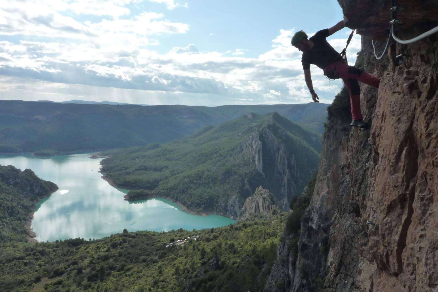 Guía y Deportes de Aventura presenta diversas rutas para practicar vía ferrata en Cataluña