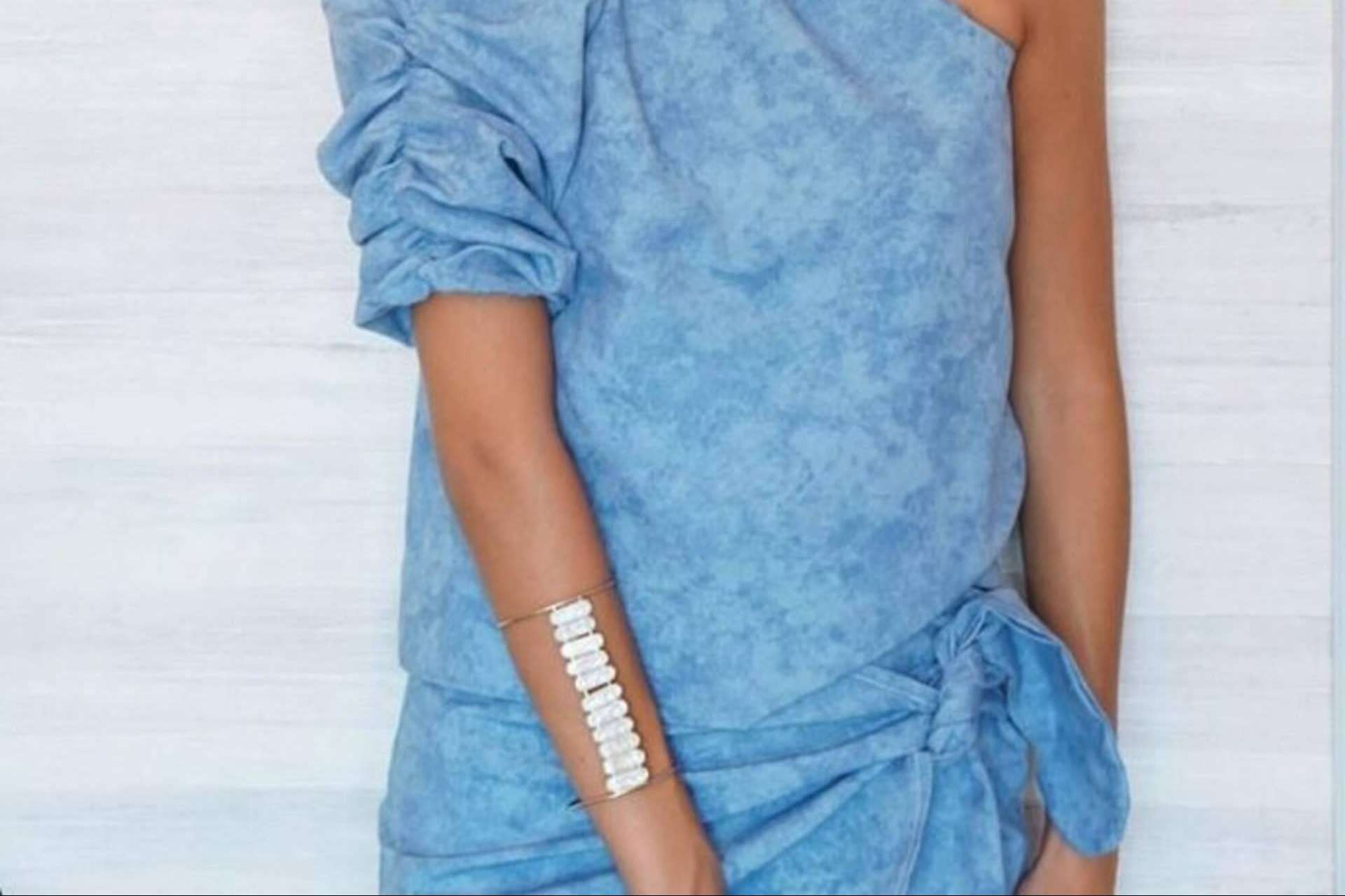 La tendencia en los looks de 2023, brazaletes y chokers