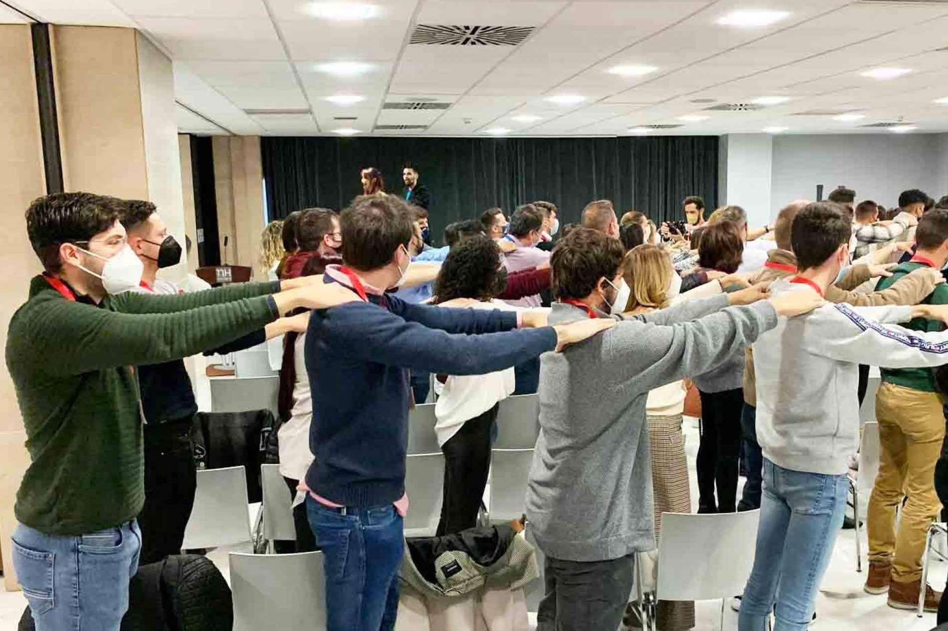 Crear historias sin guion previo, gracias a la escucha activa, el trabajo en equipo y la creatividad, con ImproVivencia