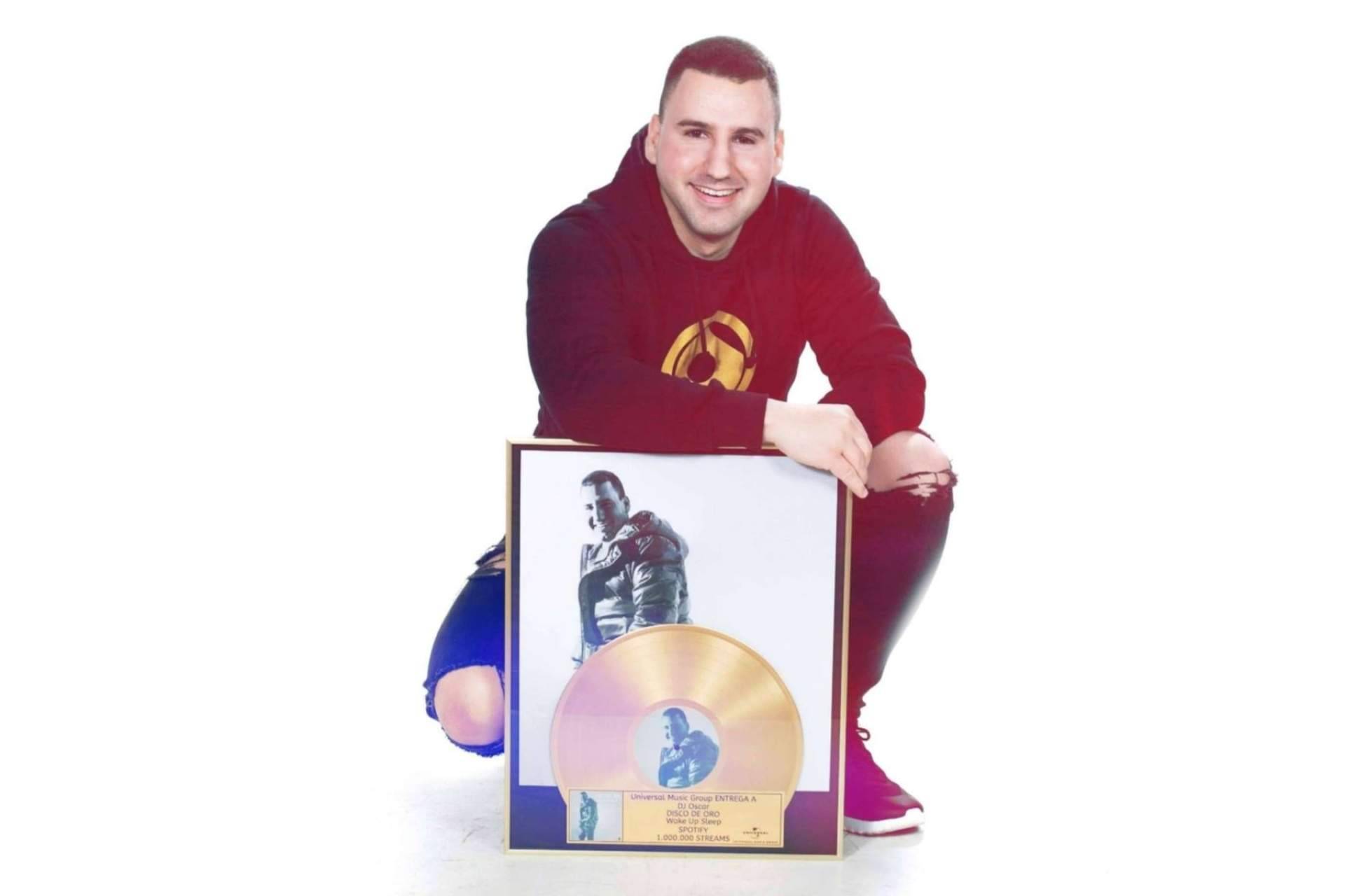 Recibe el disco de Oro de Universal Music Group el artista Español DJ Oscar