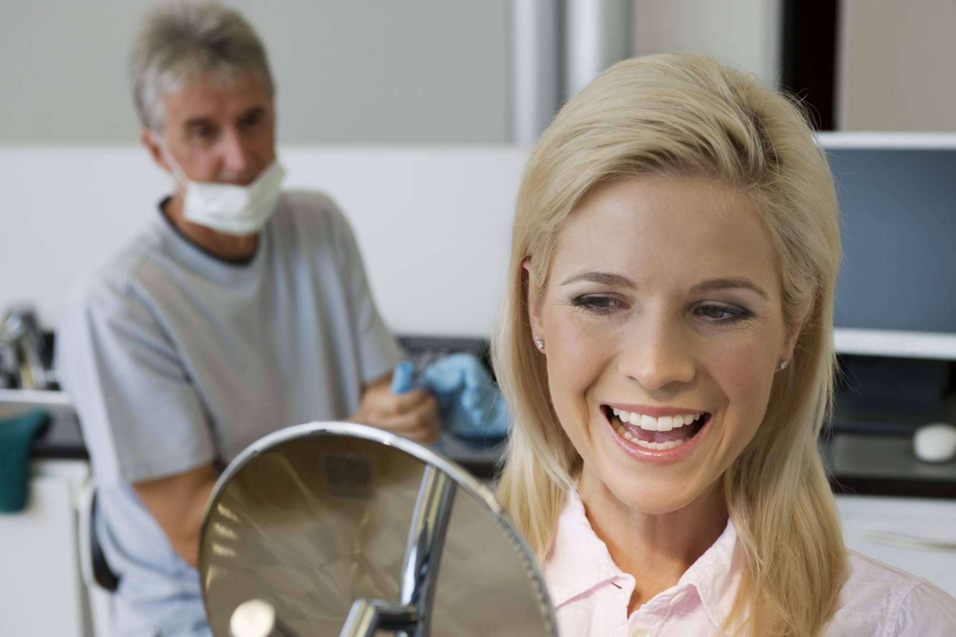 Recuperar la sonrisa con implantes dentales de zirconio en DeltaDent, la clínica de Madrid experta en biocompatibilidad