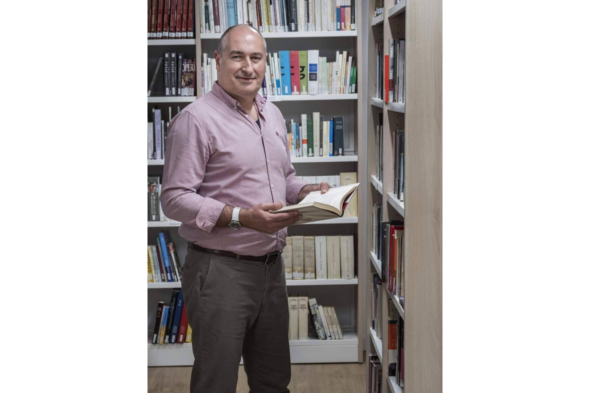 Un libro escrito por Toni Traveria, la guinda del pastel para una empresa que celebre su centenario
