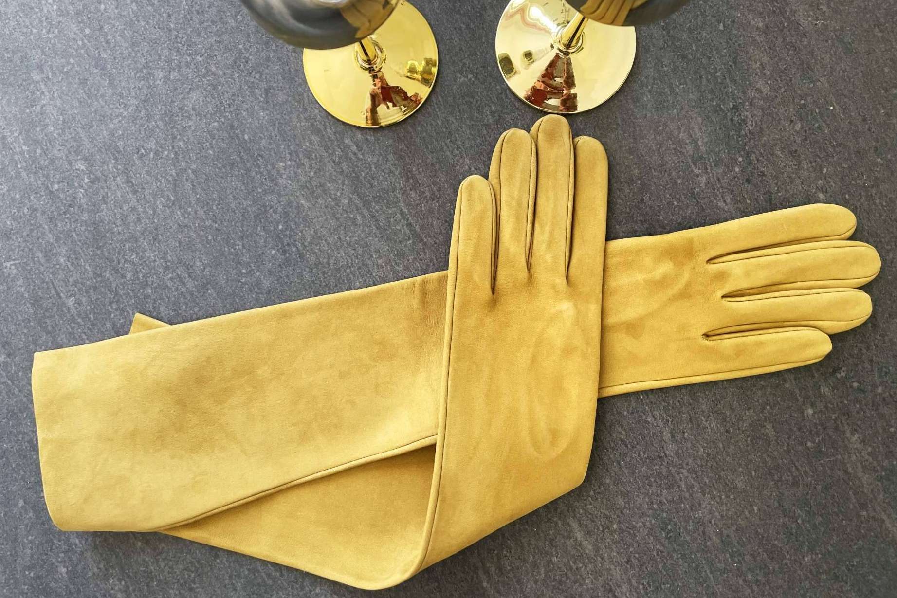 Santacana, el arte de la elegancia en guantes largos para eventos especiales