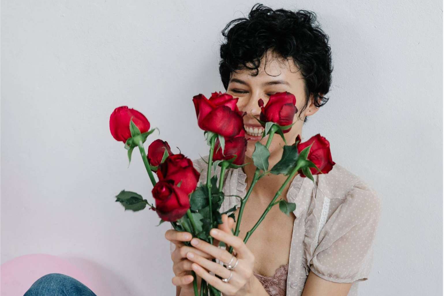 Obsequiar un ramo de rosas rojas ecoamigable, con Roses To Love