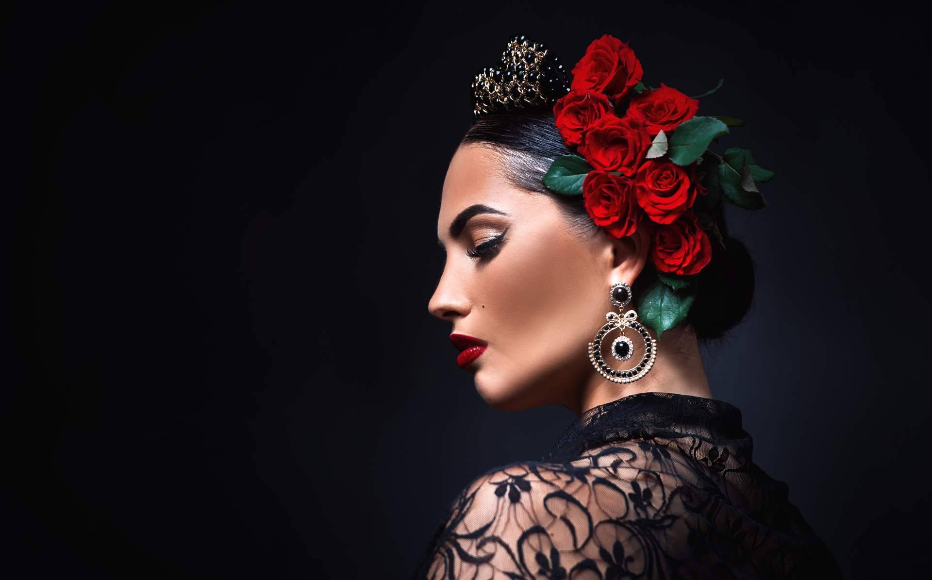 Elegir la peina flamenca perfecta para el look de feria con Viva La Feria