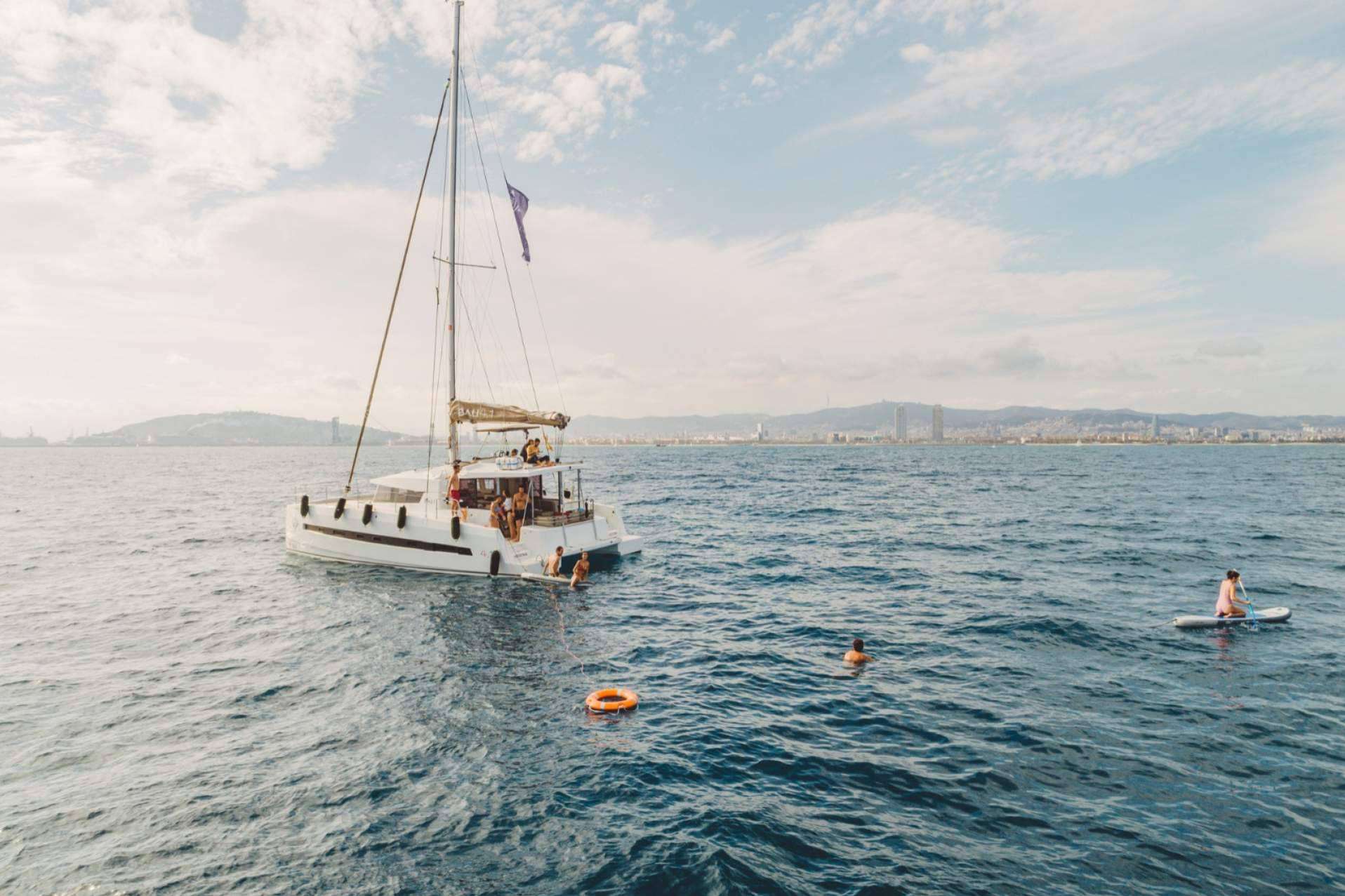 Los servicios de alquiler de catamarán en Barcelona de Sondavela