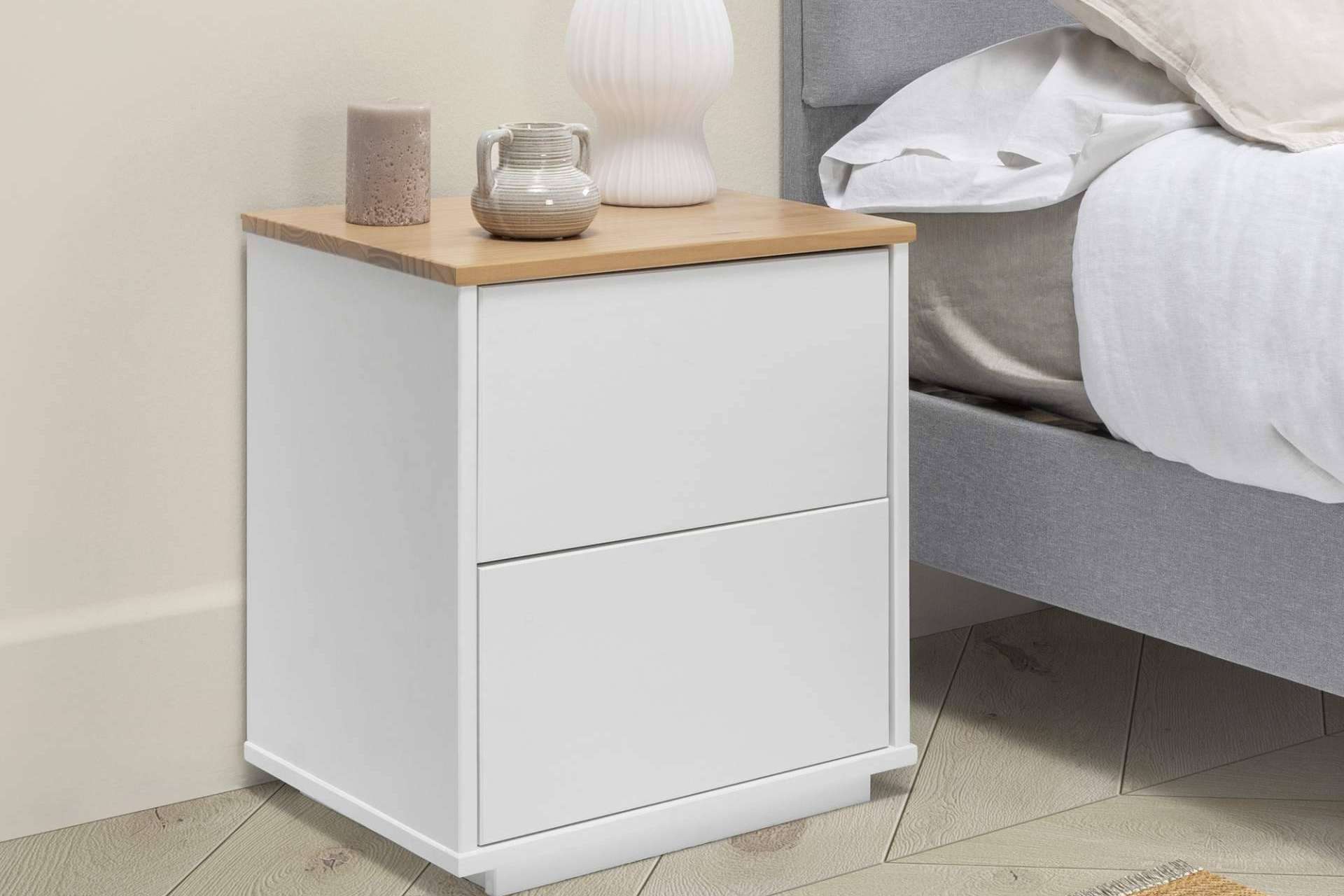 Variedad de estilos en mesitas de noche para dormitorio