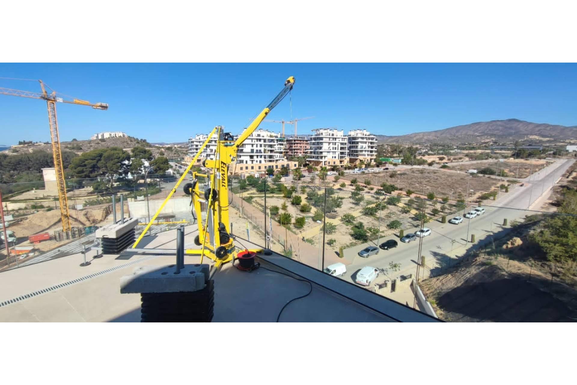 Elevall patenta la primera grúa que permite elevar cargas en zonas urbanas sin cortar calles