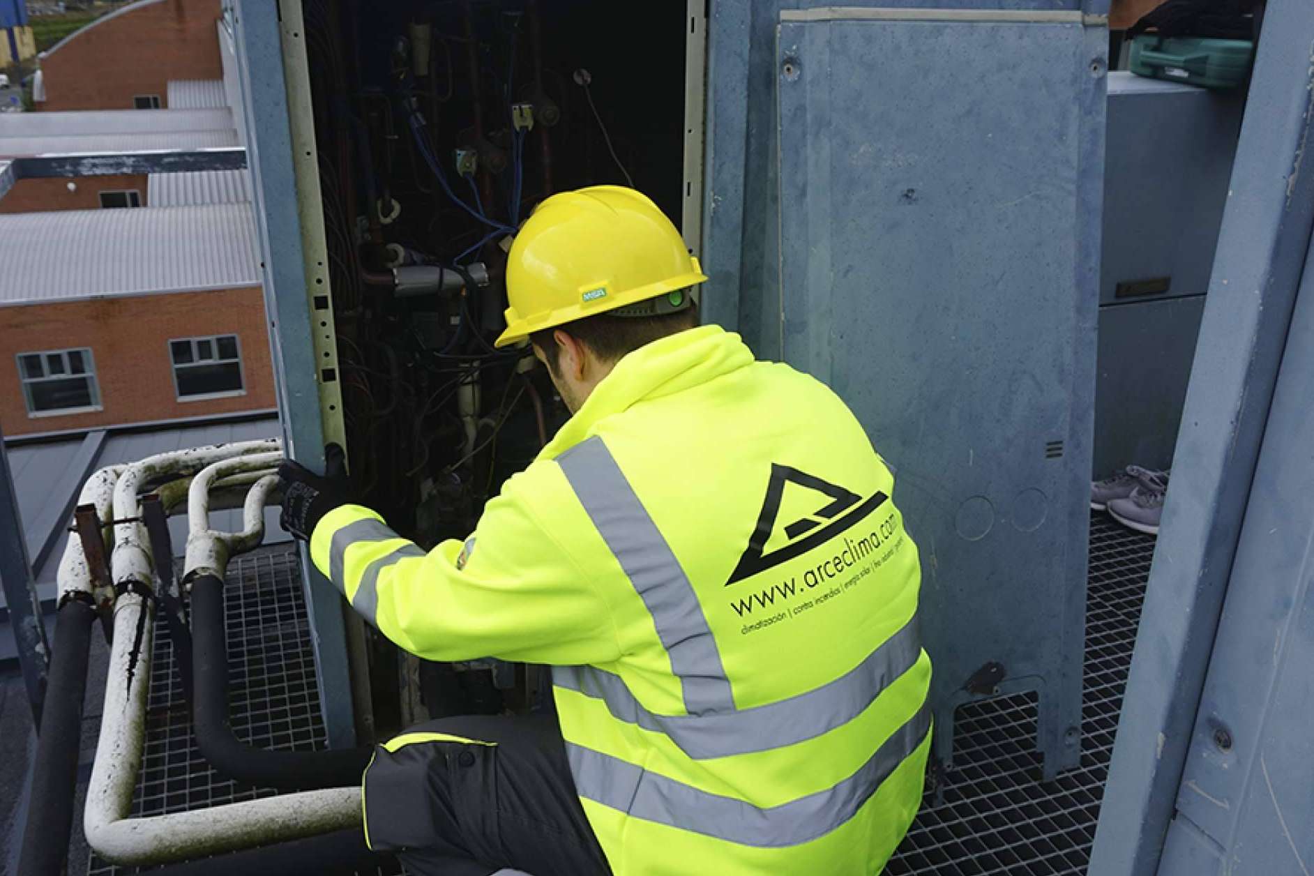 Arce Clima ofrece un servicio de mantenimiento integral para preservar las instalaciones de un negocio sin incidencias