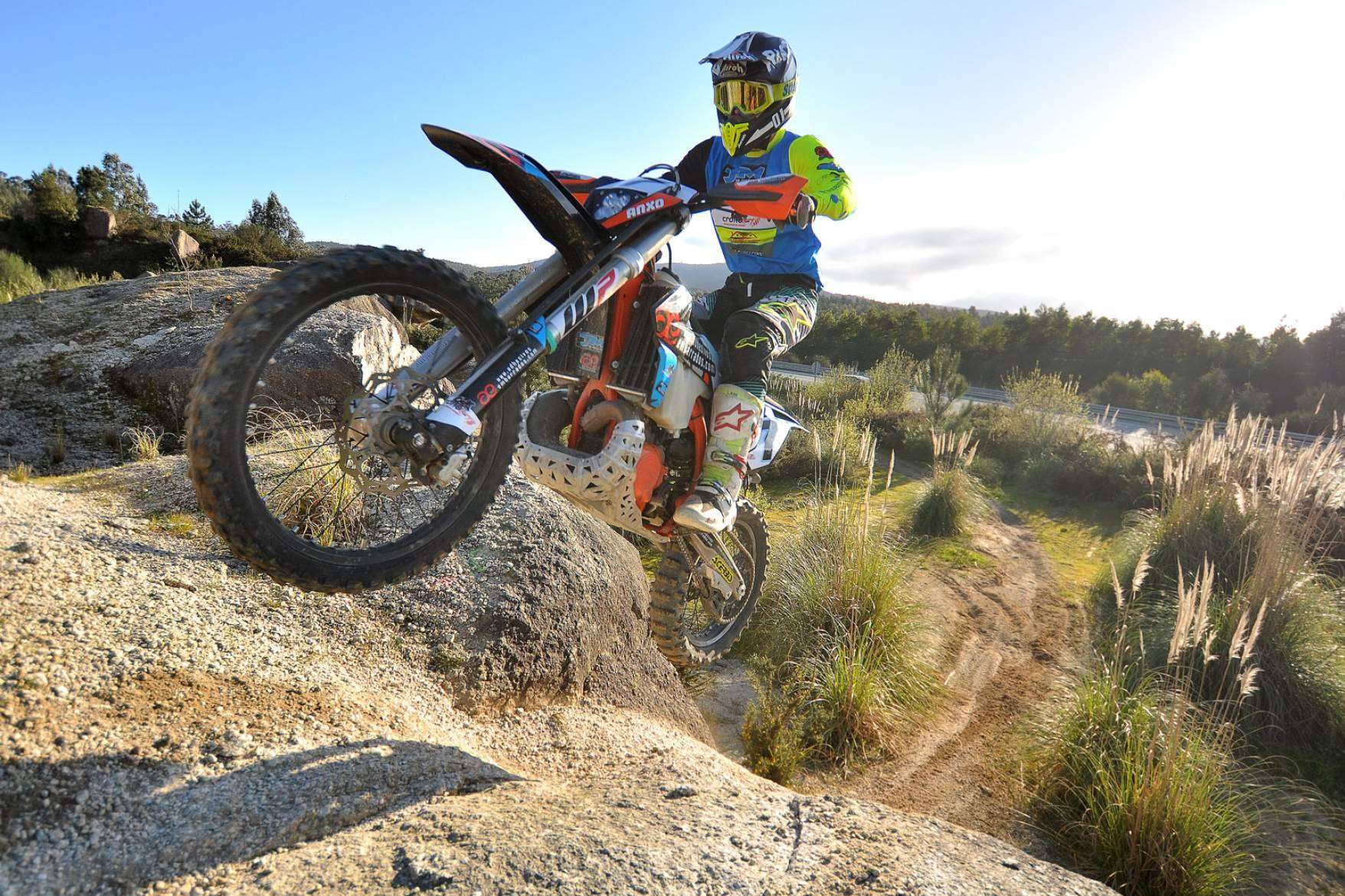 Confort, resistencia y estilo, la nueva camiseta de motocross de ADHESIVOSEMBARRADOS ya disponible