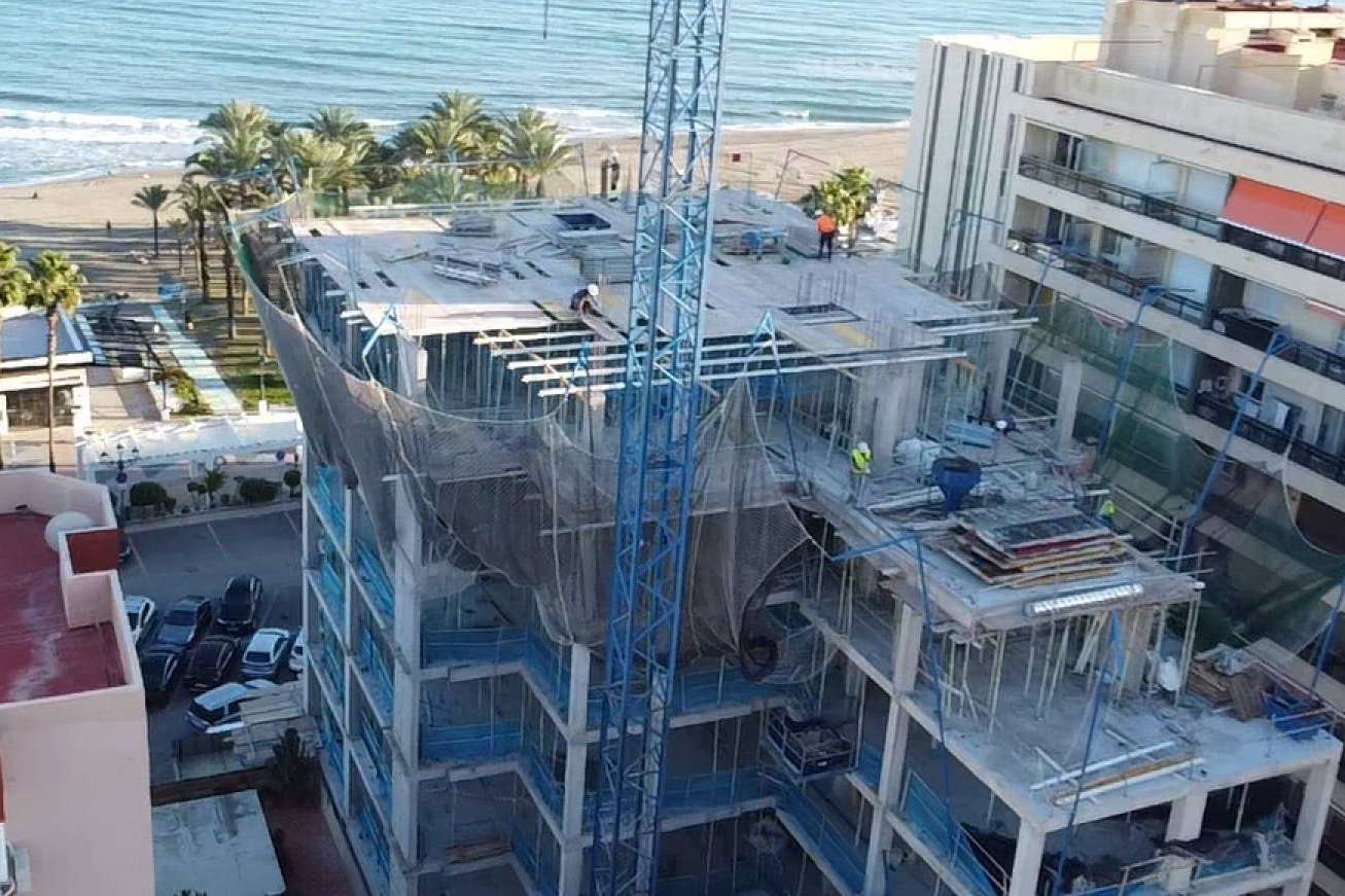 Finalizan los trabajos de estructura en Uniqa, edificio de 21 viviendas de lujo en Torremolinos
