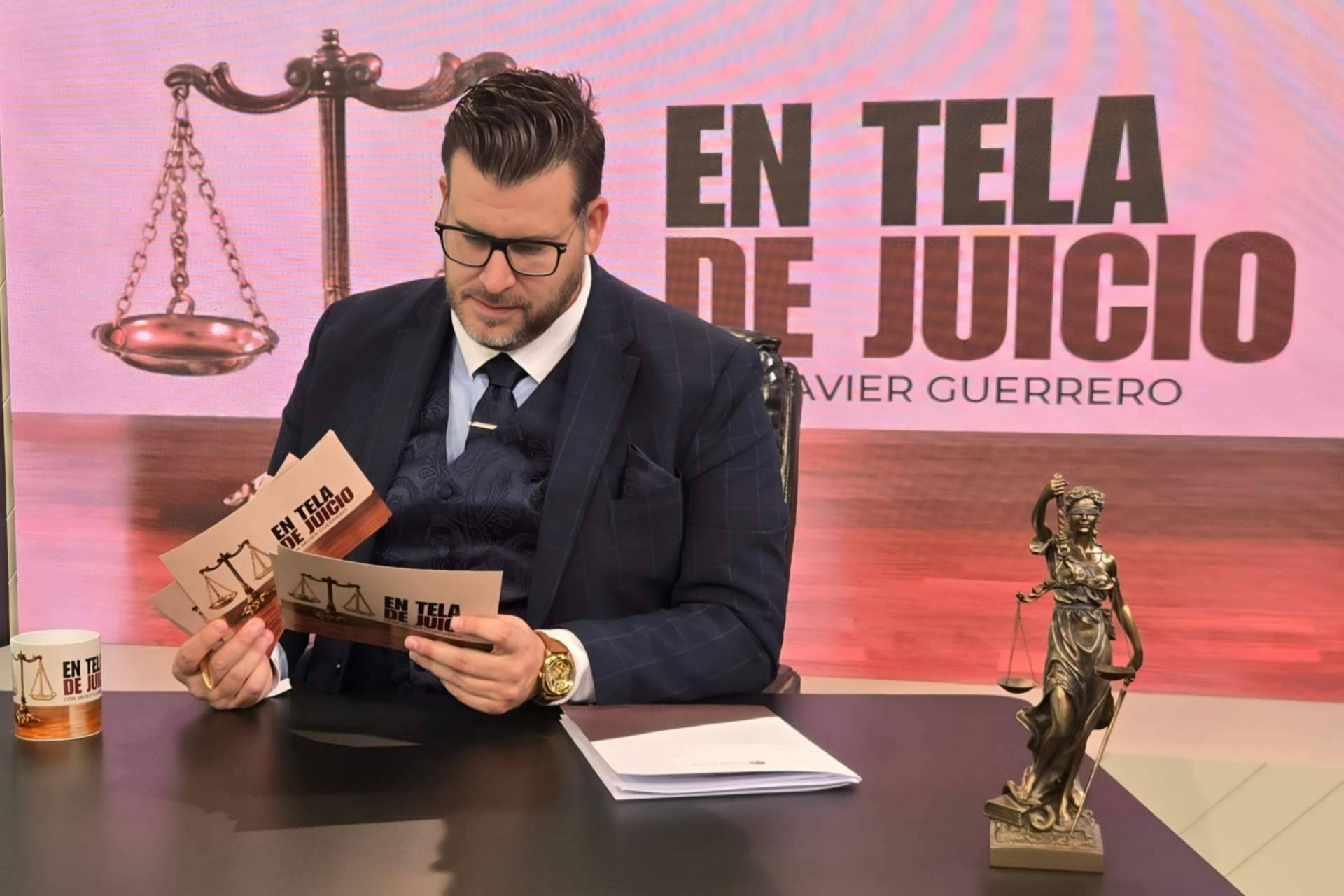 Javier Guerrero produce, dirige y presenta el éxito televisivo 'En Tela de Juicio'
