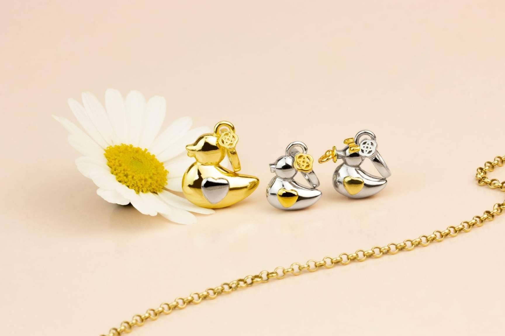 Una joyeria de Barcelona hace llorar a las madres de media Espana con un colgante de patitos
