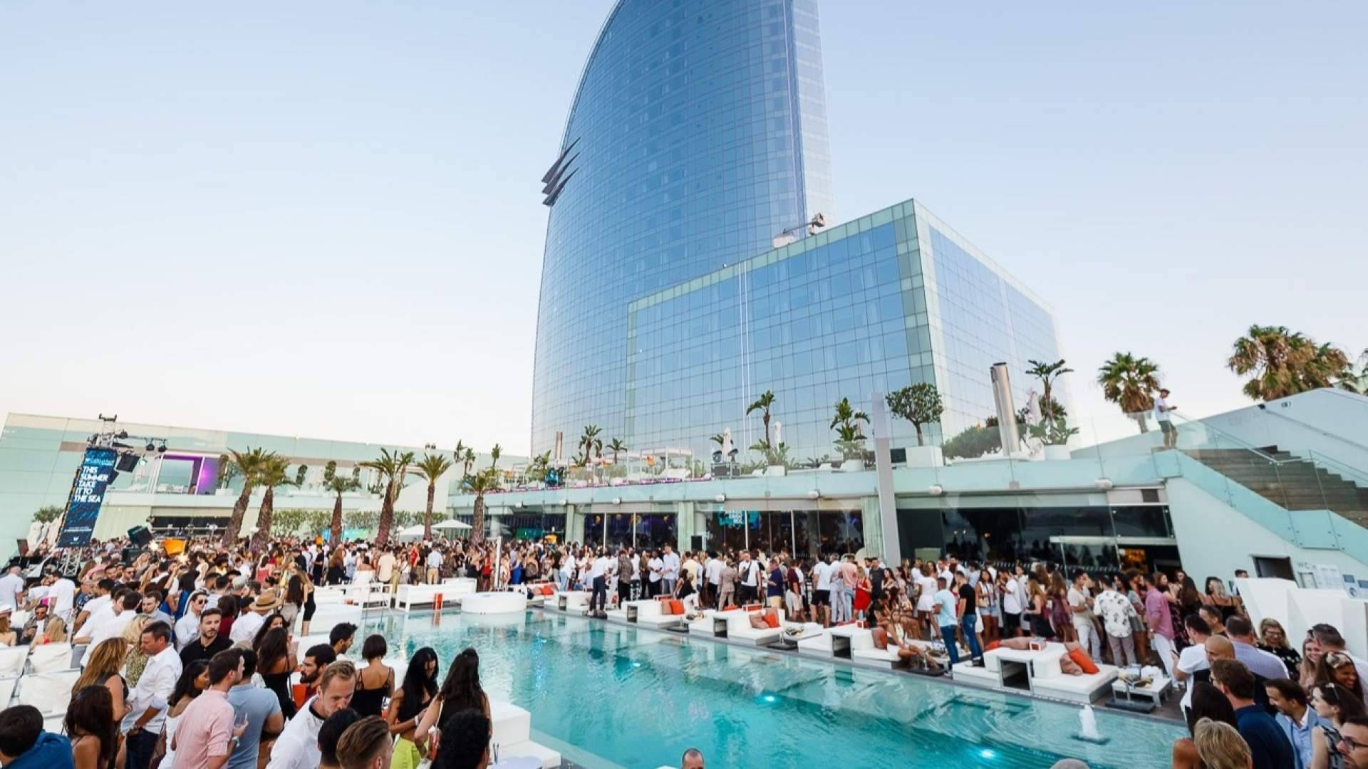 Arranca la temporada de beach clubs en Barcelona; vuelve el ocio frente al mar en 2026