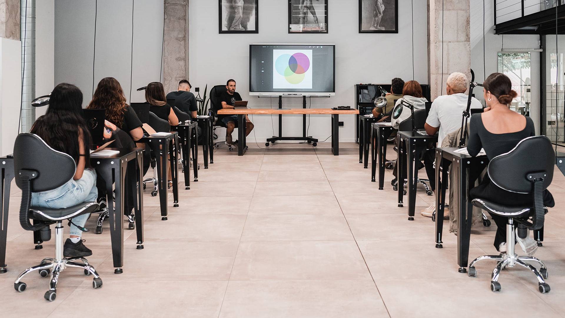 Curso de tatuaje presencial; por qué aprender a tatuar necesita práctica real