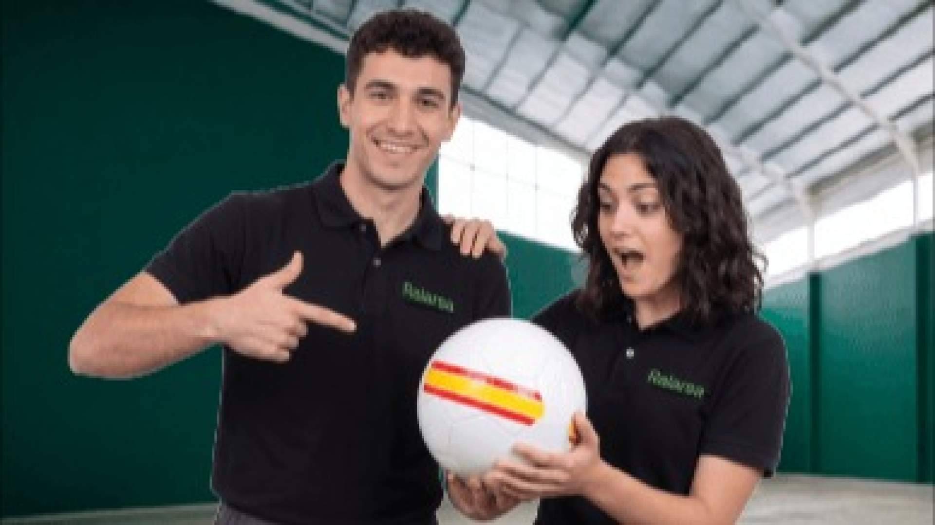 Ralarsa lleva el espíritu del fútbol a la carretera con una campaña de verano para revisar y reparar luna