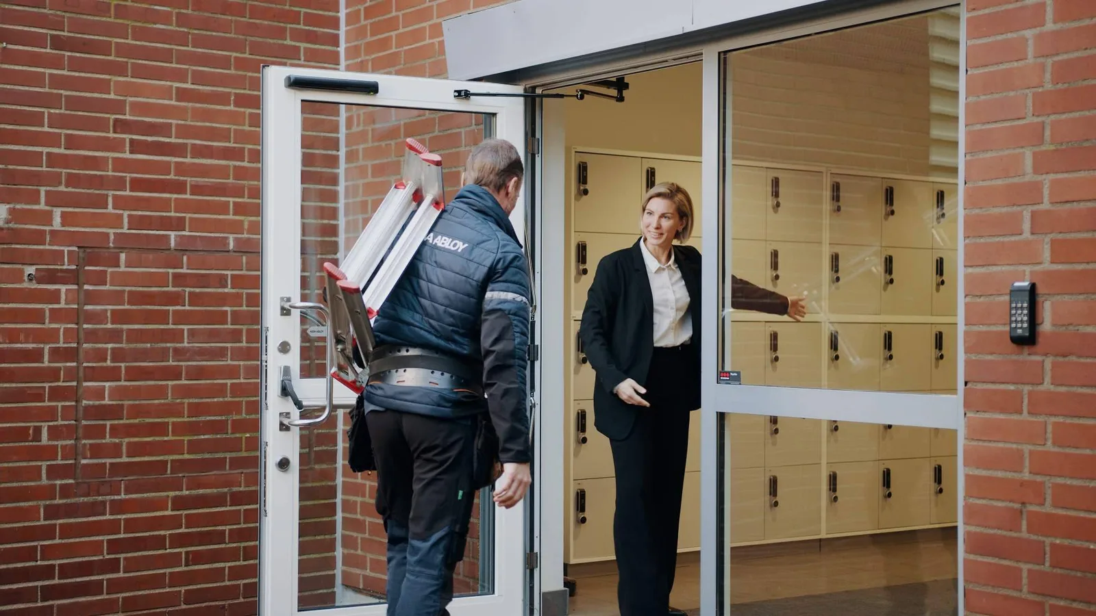 ASSA ABLOY refuerza la importancia del mantenimiento profesional en puertas automáticas y sistemas de control de accesos
