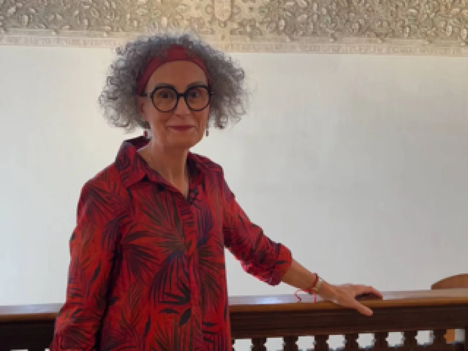 Lola Valverde Conesa invita a detener el tiempo con la poesía de Rodeada de espejos